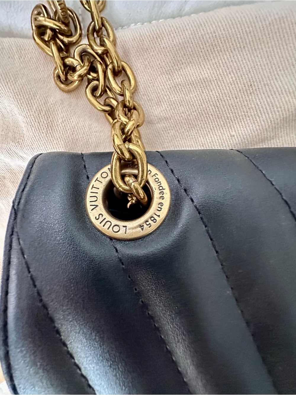 Luxury New Wave Chain Black Quilted Shoulder Bag - Picture 9 of 16